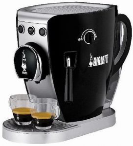 La Bialetti Tazzissima CF37 è la migliore macchina da caffè per chi vuole potersi godere un caffè macinato, in cialde o capsule, a un prezzo davvero conveniente.